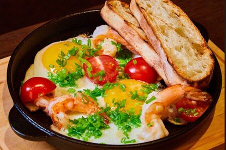 Глазунья с креветками