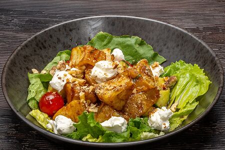 Салат с хрустящими баклажанами, сыром моцарелла и азиатской заправкой