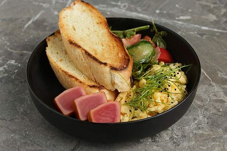 Сборный завтрак с тунцом