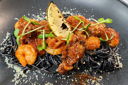 Черные спагетти с морепродуктами