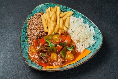 Гуляш с гарниром 