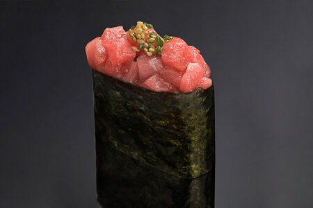 Суши тартар о-торо с луком-сибулет