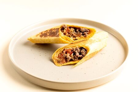 Сырная тортилья с говядиной