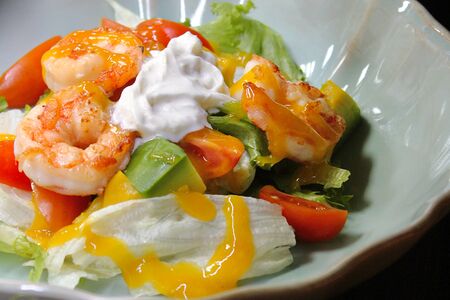 Салат с креветками, авокадо и страчателлой
