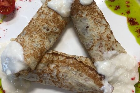 Блинчики с курицей,сыром и соусом бешамель