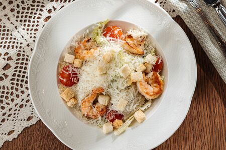 Салат с креветками и пармезаном