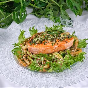 Стейк из лосося с лапшой из цукини и салатом  