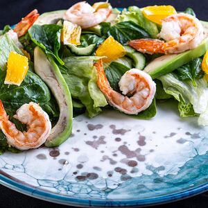 Салат из шпината с обжаренной креветкой и устричным соусом