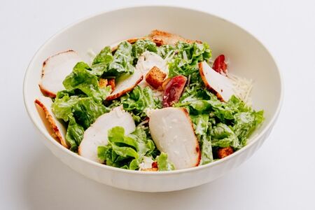 Салат Цезарь с курицей