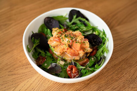 Запеченное авокадо с креветками и томатной сальсой