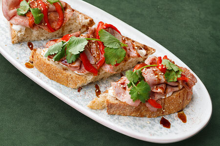 Брускетта с ростбифом и маринованным перцем