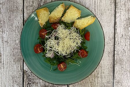 Салат с рукколой, пармезаном и черри