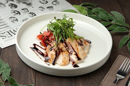 Куриный стейк на гриле с сальсой