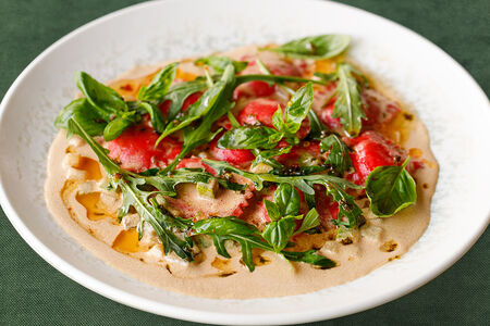 Мини-равиоли с сырным кремом под сливочным соусом с вялеными томатами и руколой