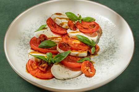 Салат с моцареллой, томатами и соусом бальзамик