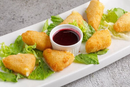 Жареный сыр сулугуни с ягодным соусом