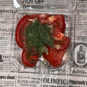 Салат с помидорами с уксусом и чесночком