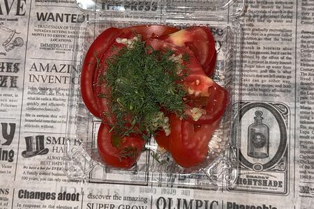 Салат с помидорами с уксусом и чесночком