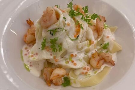 Паста с креветками в икорном соусе