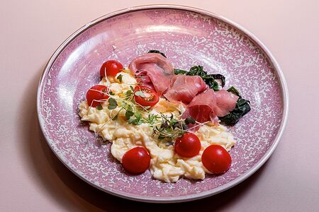 Скрембл со шпинатом и прошутто крудо