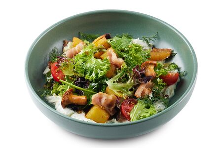 Салат с лисичками и творожным муссом