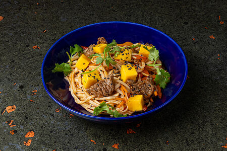 Лапша со свининой и манго барбекю