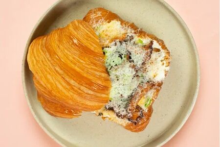 Круассан с лисичками и пармезаном