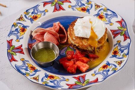 Драники картофельные с прошуто, соусом песто и зеленью