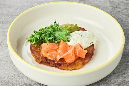 Картофелный драник с лососем и соусом дзадзики