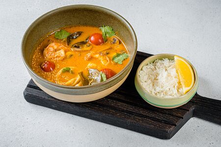 Том ям с морепродуктами и паровым рисом 