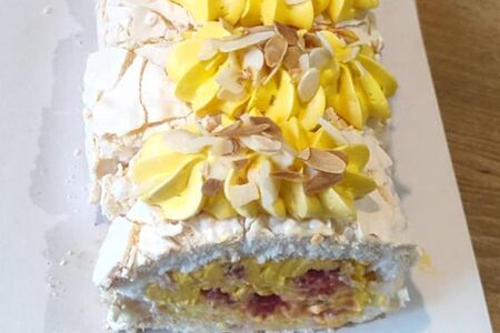 Манговый меренговый рулет с малиной и миндалем 