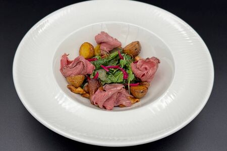 Салат с ростбифом и лисичками