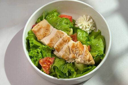 Салат с цыпленком, овощами и творожным сыром