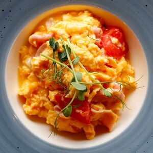 Скрэмбл с ветчиной и томатами