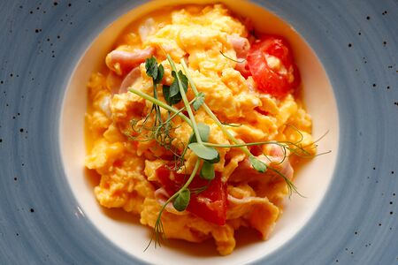 Скрэмбл с ветчиной и томатами