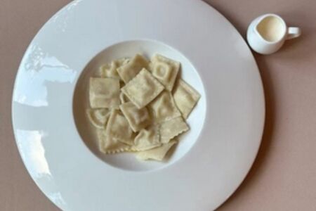 Пельмешки с индейкой в сырно-сметанном соусе