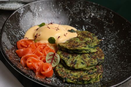 Оладьи из цукини с яйцом пашот и соусом голландез