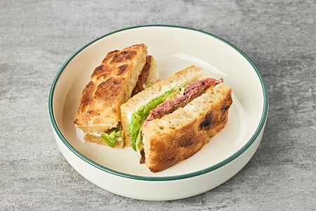 Фокачча с ростбифом, луковым конфитюром и творожным сыром