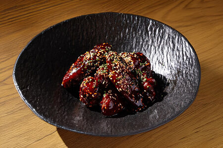 Куриные крылья BBQ на хоспере с соусом унаги