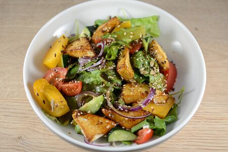 Салат с жареным сыром