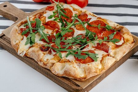 Пицца с пеперони и руколой