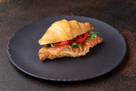 Круассан с лососем