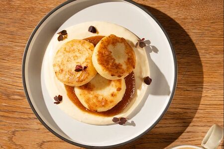 Сырники с крем-чизом и грушево-карамельным соусом