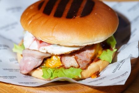 Бургер брусничный