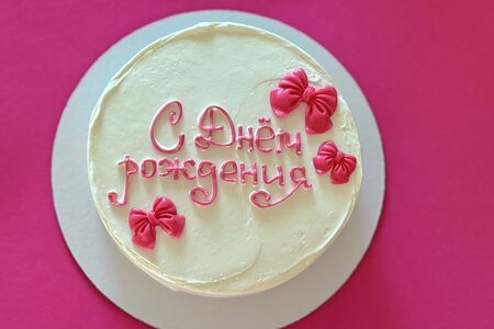 Бисквитный торт С Днём рождения с бантиками