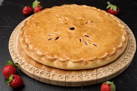 Осетинский пирог с клубникой