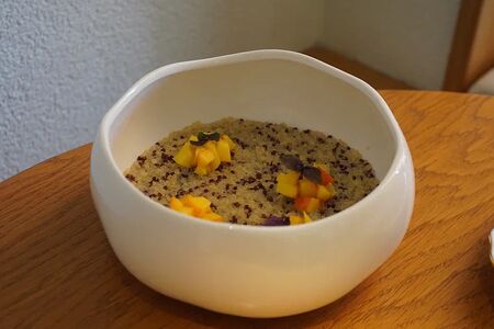 Каша из киноа на кокосовом молоке с грушей  