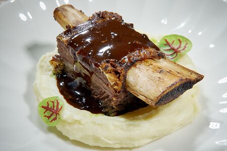 Томленое говяжье ребро под соусом Демиглас