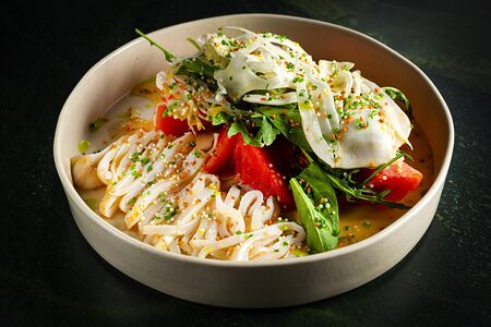 Салат с кальмаром гриль и арбузом