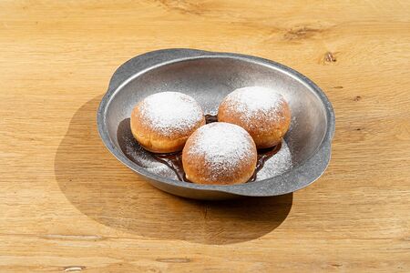 Пончик с шоколадным соусом